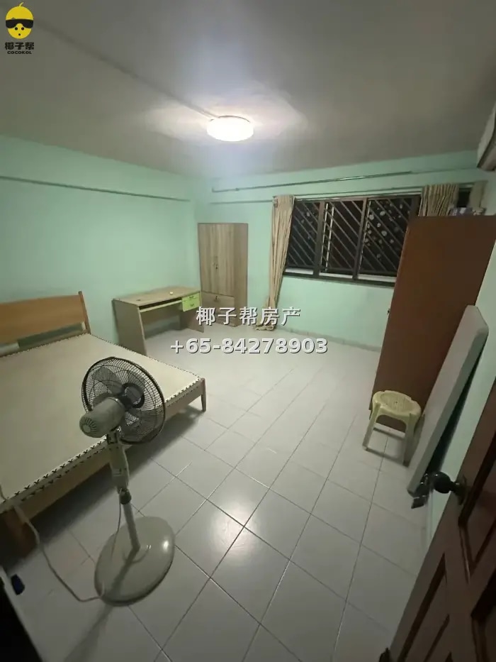 Spacious common room beside Woodlands MRT. No owner staying 1