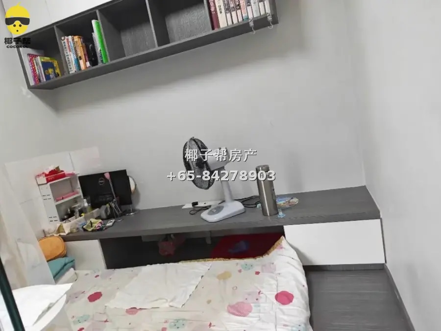 Small room in HDB flat near Queenstown MRT. Utilities includ 2