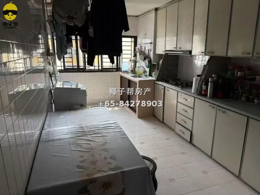 Telok Blangah HDB flat near MRT. Spacious common room, furni 4