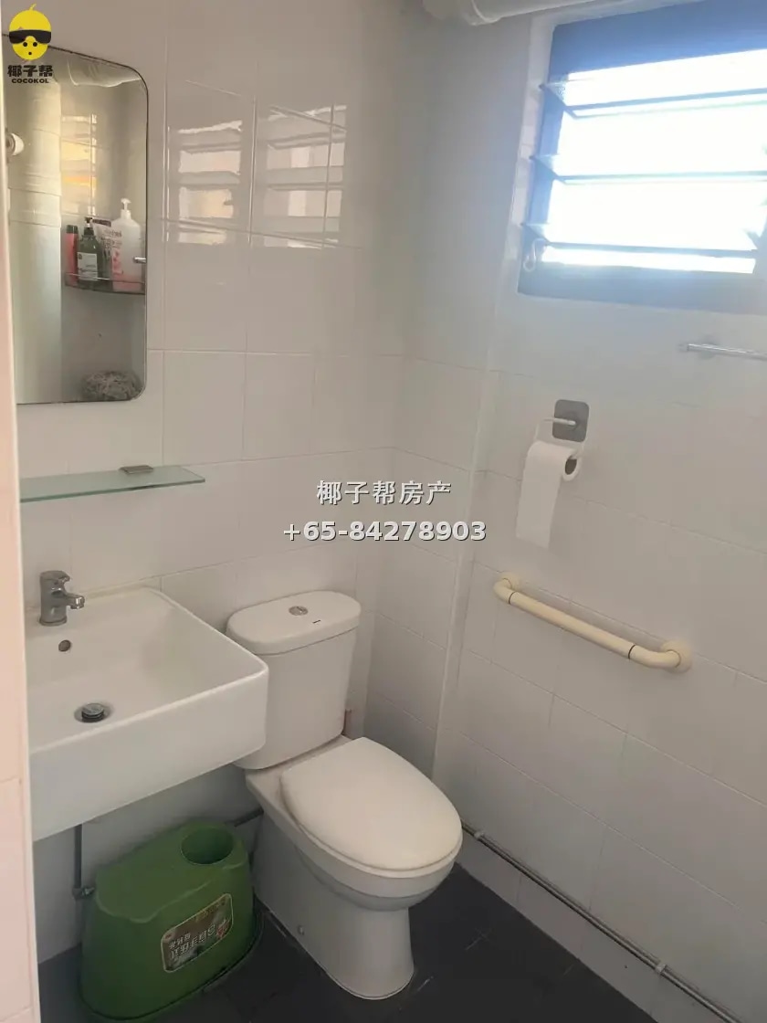 Common room in HDB flat next to Bukit Batok MRT, 4-minute wa 2