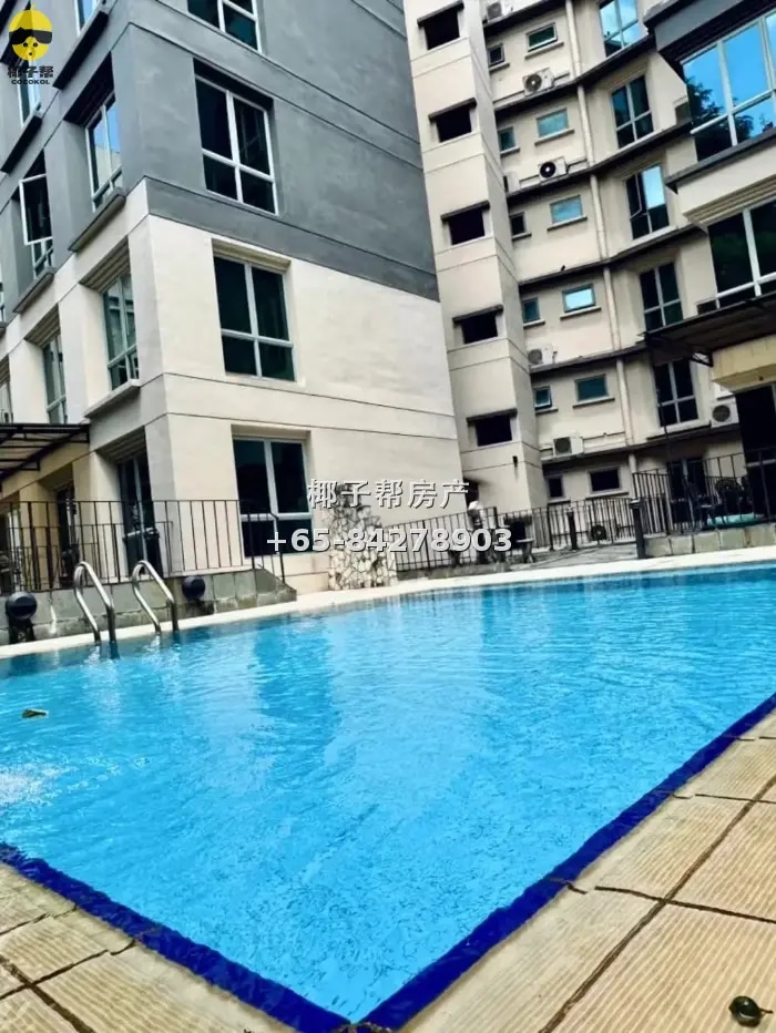 Common room in female-only apartment next to Dhoby Ghaut MRT 4