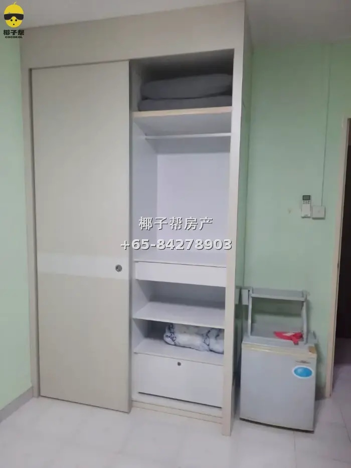 Single room in apartment next to Tan Kah Kee MRT station, ab 2