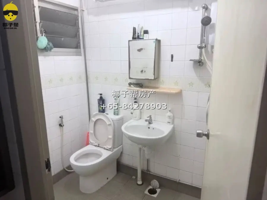 Air-conditioned room in Choa Chu Kang HDB flat near Yew Tee 2