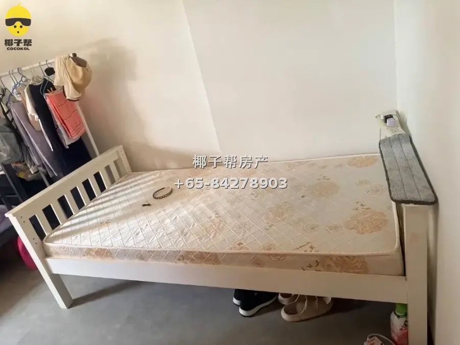 Common room in condo next to Sembawang MRT. Couples welcome. 1