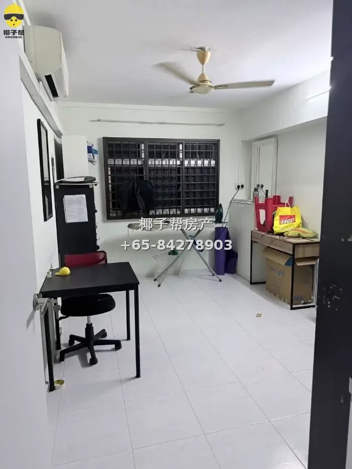 Air-conditioned room in Choa Chu Kang HDB flat near Yew Tee 1