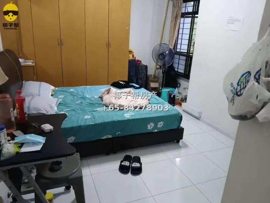 HDB master bedroom next to Woodlands South MRT station, priv 1