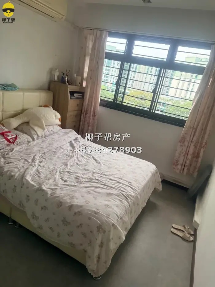 Common room in condo next to Sembawang MRT. Couples welcome. 2