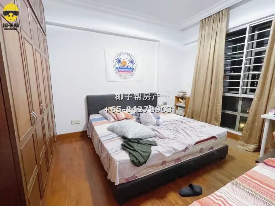 Master bedroom in condo near Lakeside MRT Station. Water, el 1