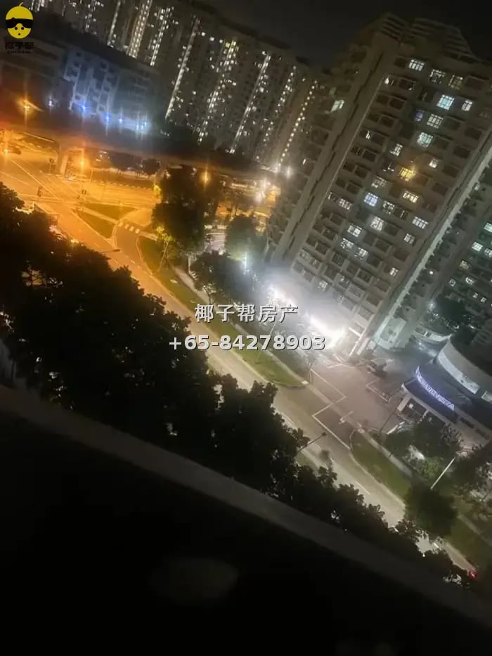 Common room 3-minute walk from Punggol MRT. High floor, vent 2