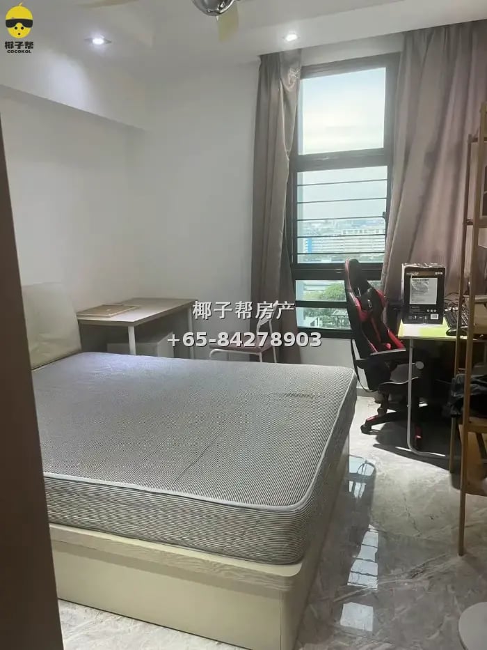 Large bed room next to Eunos MRT Station. Cooking allowed an 1