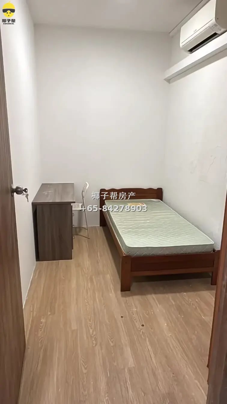 Common room next to Sheng Siong Supermarket in Chinatown. In 1