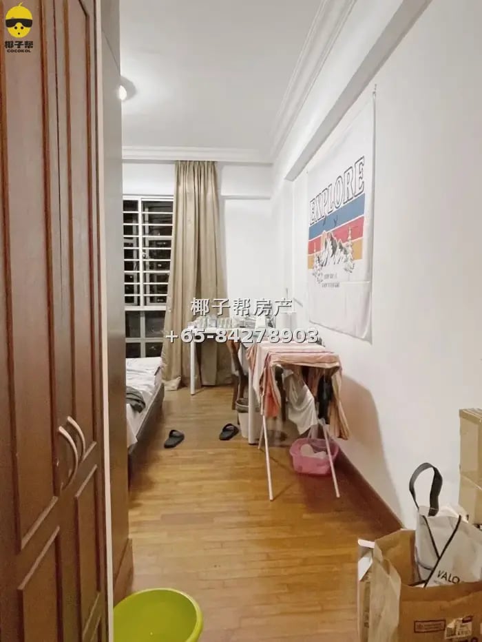 Master bedroom in condo near Lakeside MRT Station. Water, el 2