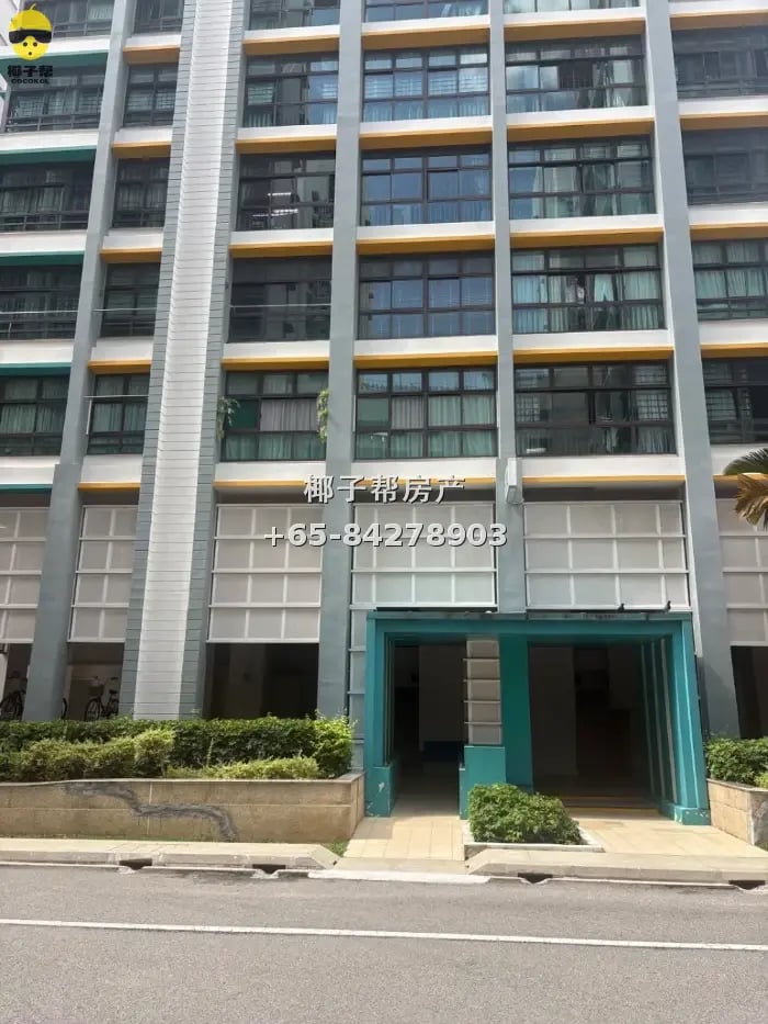 Large bed room next to Eunos MRT Station. Cooking allowed an 3