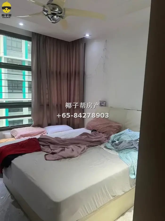 Large bed room next to Eunos MRT Station. Cooking allowed an 2