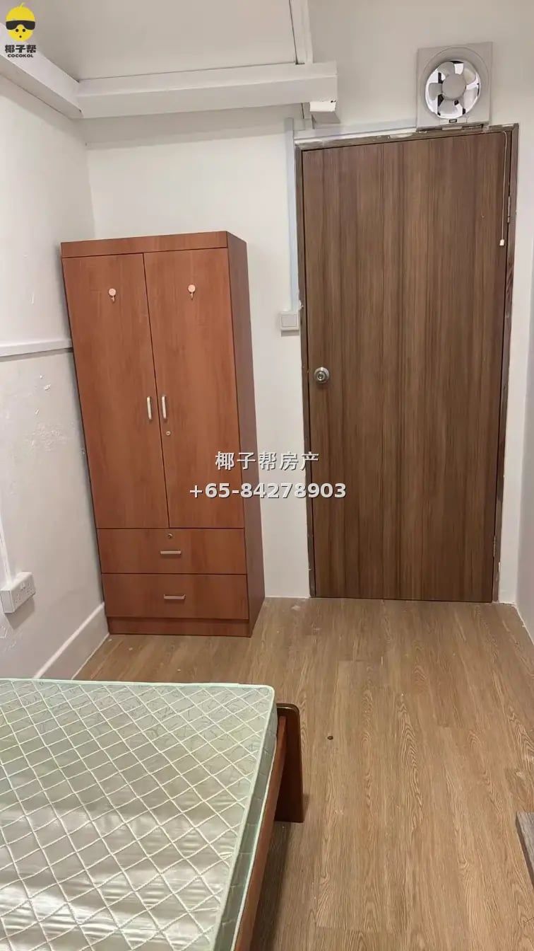 Common room next to Sheng Siong Supermarket in Chinatown. In 2