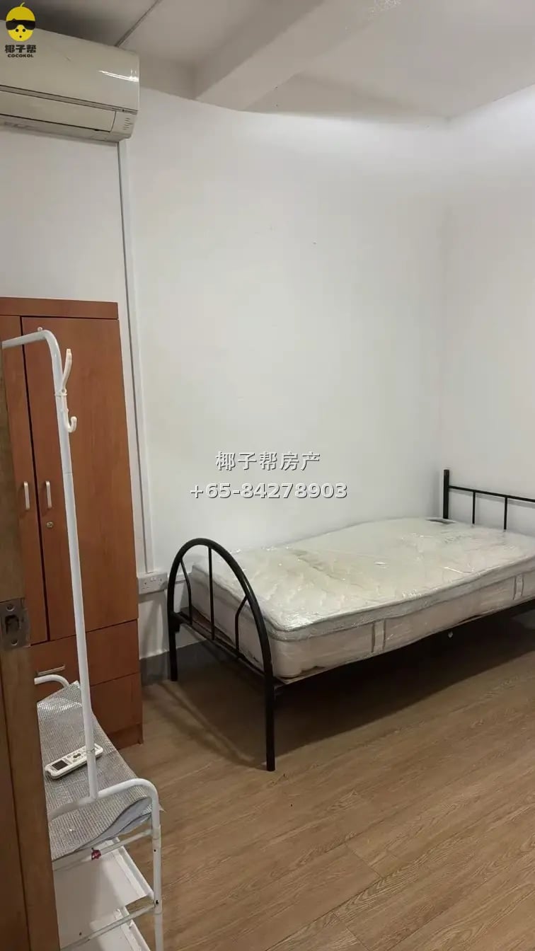 Common room next to Sheng Siong Supermarket in Chinatown. In 3
