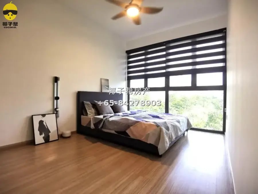 Extra-large master bedroom next to Sembawang MRT Station. In 1