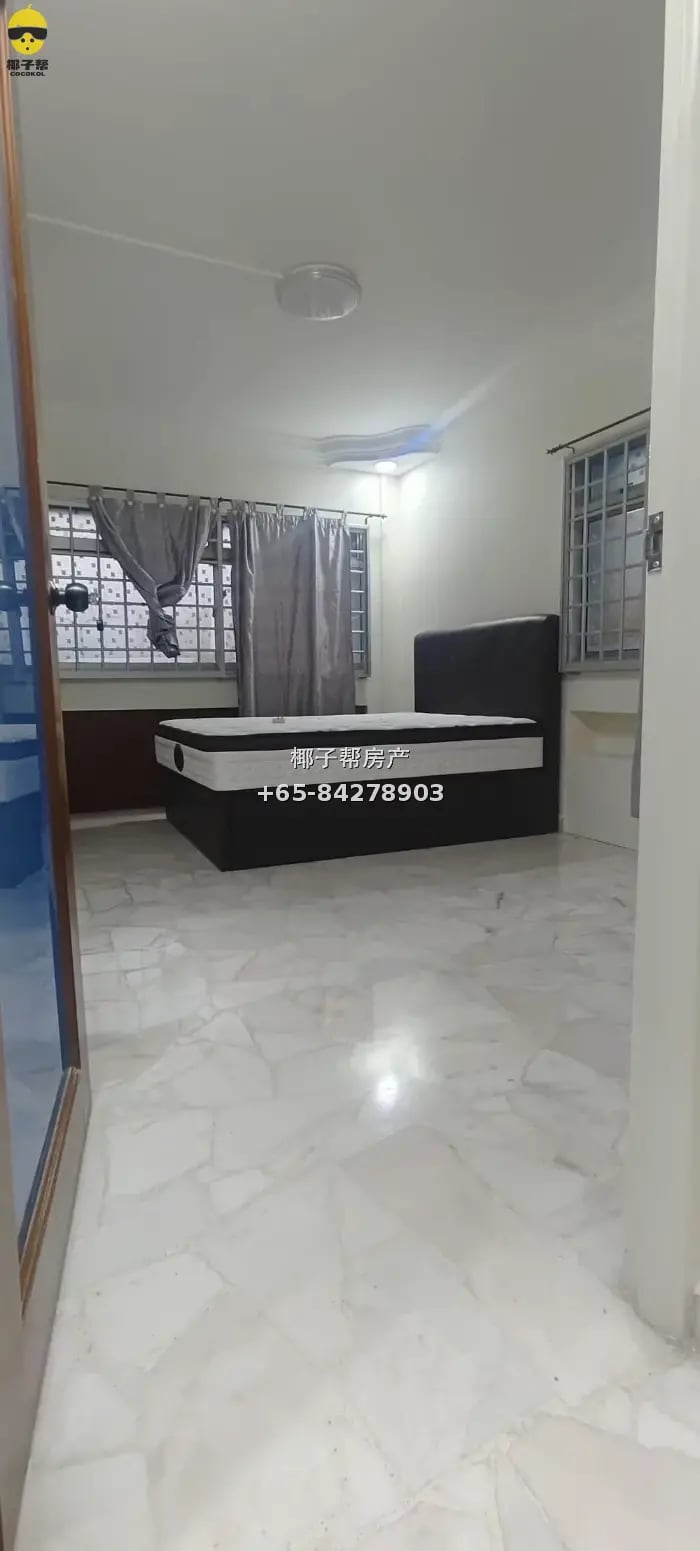 HDB room next to Woodlands MRT Station. Utilities included, 1