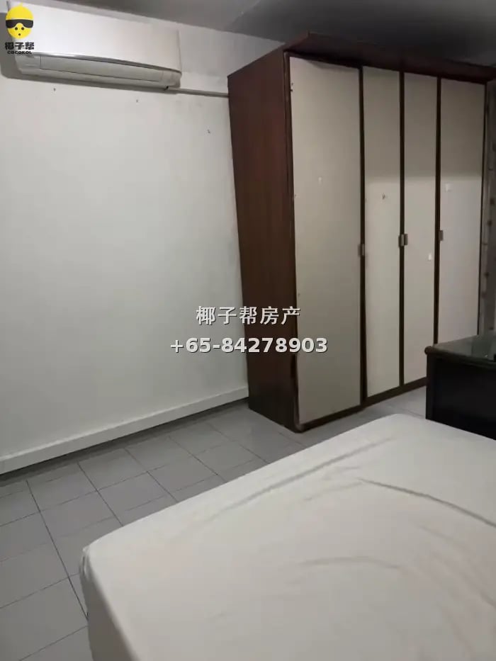 Master bedroom next to Pasir Ris MRT, private bathroom, util 2