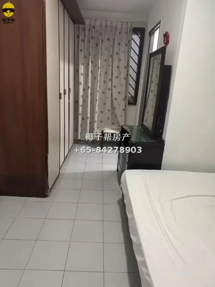 Master bedroom next to Pasir Ris MRT, private bathroom, util 3